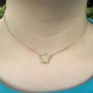 Kendra Scott Gold Necklace with Elegant Pendant